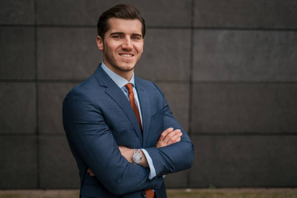 Businessbild eines Mannes in einem Blauen Anzug. - 
Bewerbungsbilder Köln
- Bewerbungsfoto Quereinstieg