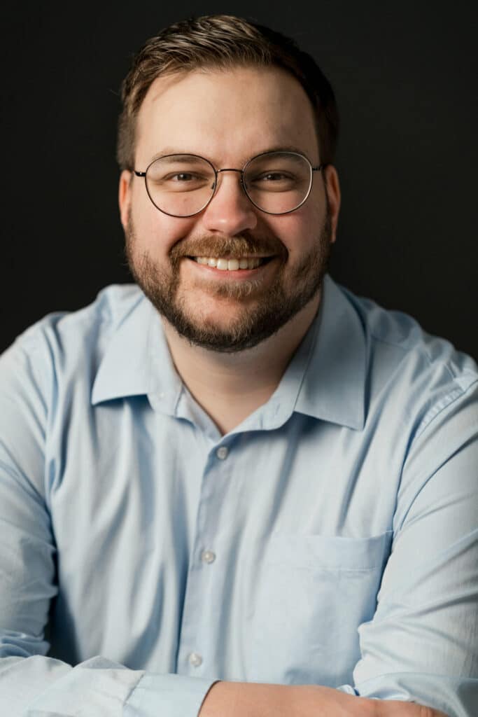 Portraitbild eines bärtigen Mannes mit Brille. - Bewerbungsfoto notwendig