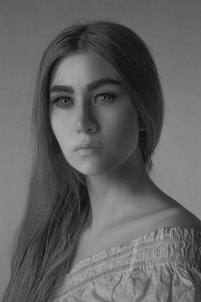 Elegant black and white portrait of a young woman with long hair. - KI Bewerbungsfoto