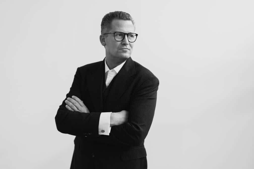 Unterschied LinkedIn Foto Bewerbungsfoto: 5 Punkte, die Du kennen solltest 2 Schwarz-weiß Businessportait eines Mannes, der nach rechts schaut.
- Unterschied LinkedIn Foto Bewerbungsfoto